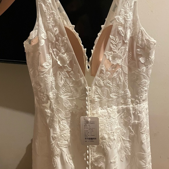 Essense of Australia D3577 wedding gown. Brand new never worn. Decided to elope - Picture 10 of 14